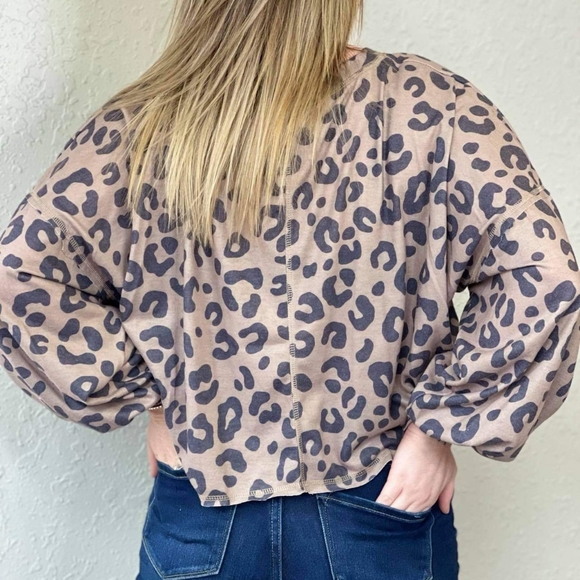 NWT Taupe Leopard Vneck Oversized Cropped Top - Picture 7 of 7